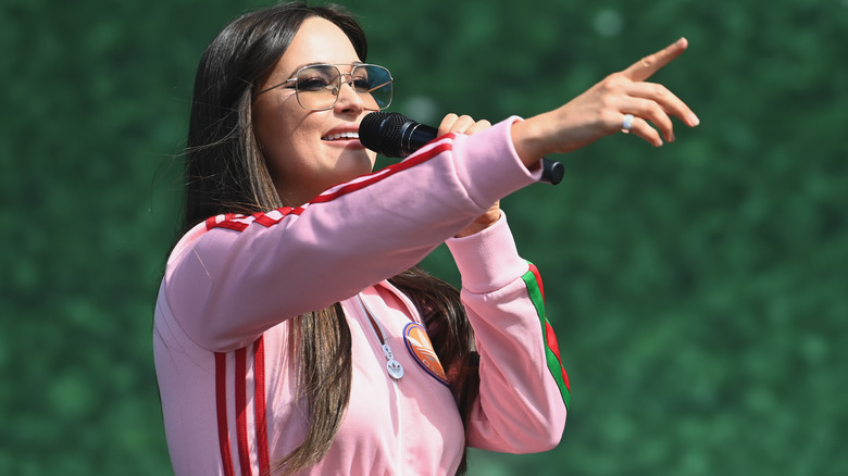 Kacey Musgraves pointing