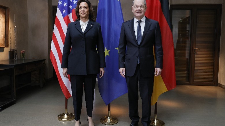 Kamala Harris and German Chancellor Olaf Scholz pose for media in Munich, Germany (2024)