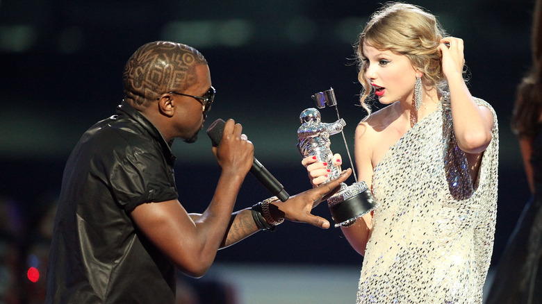 Ye West interrupting Taylor Swift 