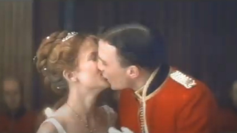 Kate Hudson and Heath Ledger kiss in "The Four Feathers"