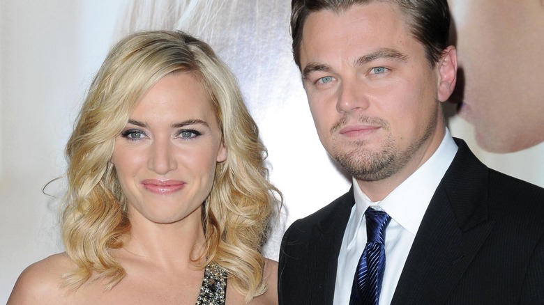 Kate Winslet and Leonardio DiCaprio smile on the red carpet