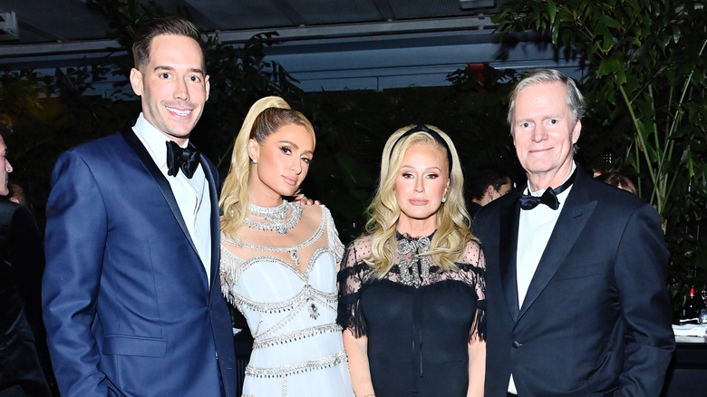 Carter Reum, Paris Hilton, Kathy Hilton and Richard Hilton pose at a 2021 LACMA event