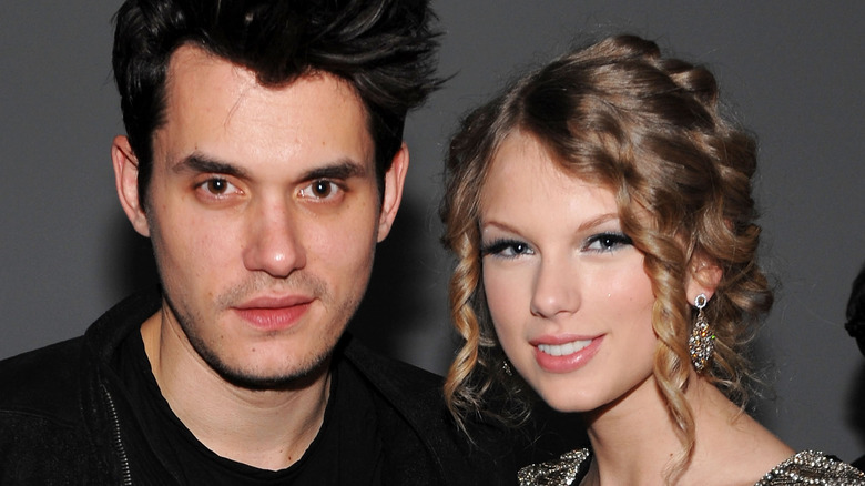 John Mayer and Taylor Swift hugging each other