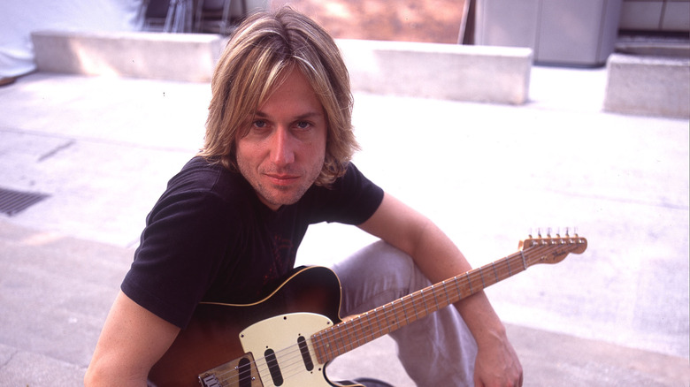 Keith Urban posing in 2002