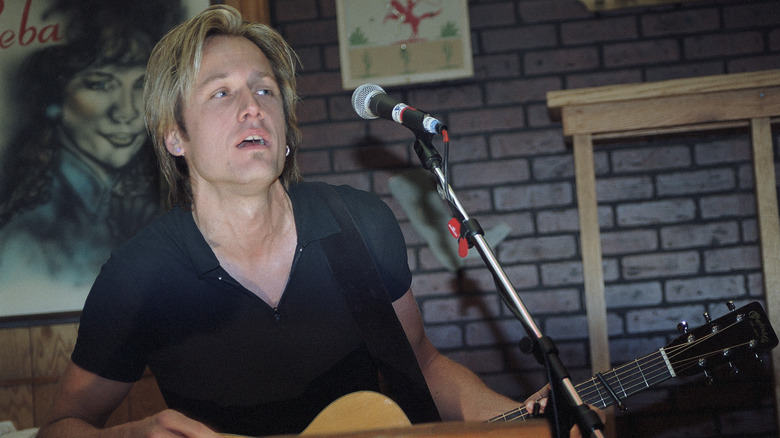 Keith Urban performing in 2000