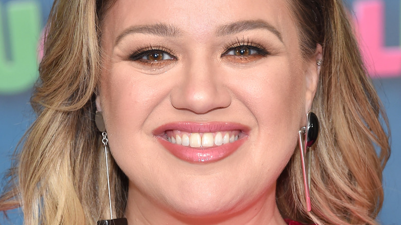 Kelly Clarkson smiling