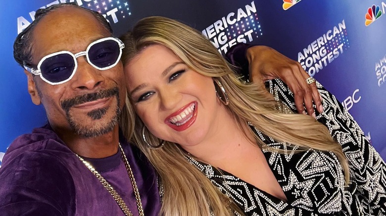 Snoop Dogg and Kelly Clarkson smiling together