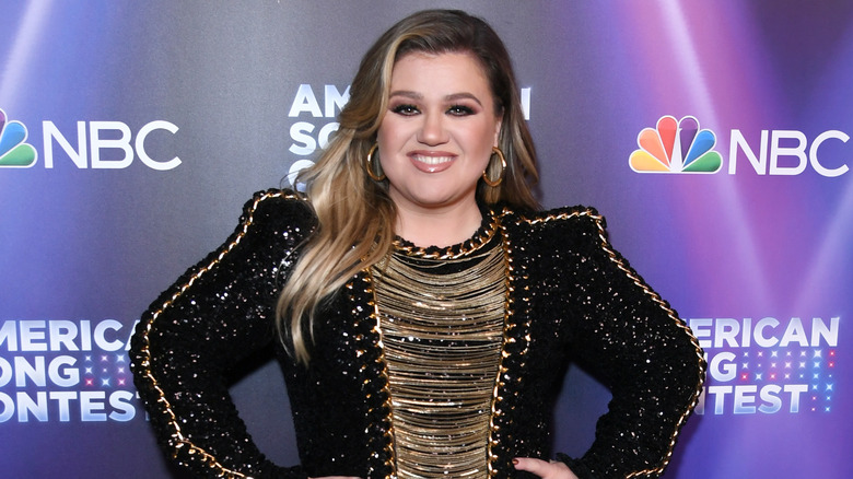 Kelly Clarkson smiling