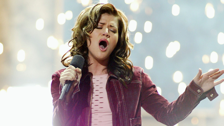 Kelly Clarkson performing on the American Idol stage