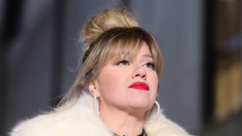 Kelly Clarkson not smiling 