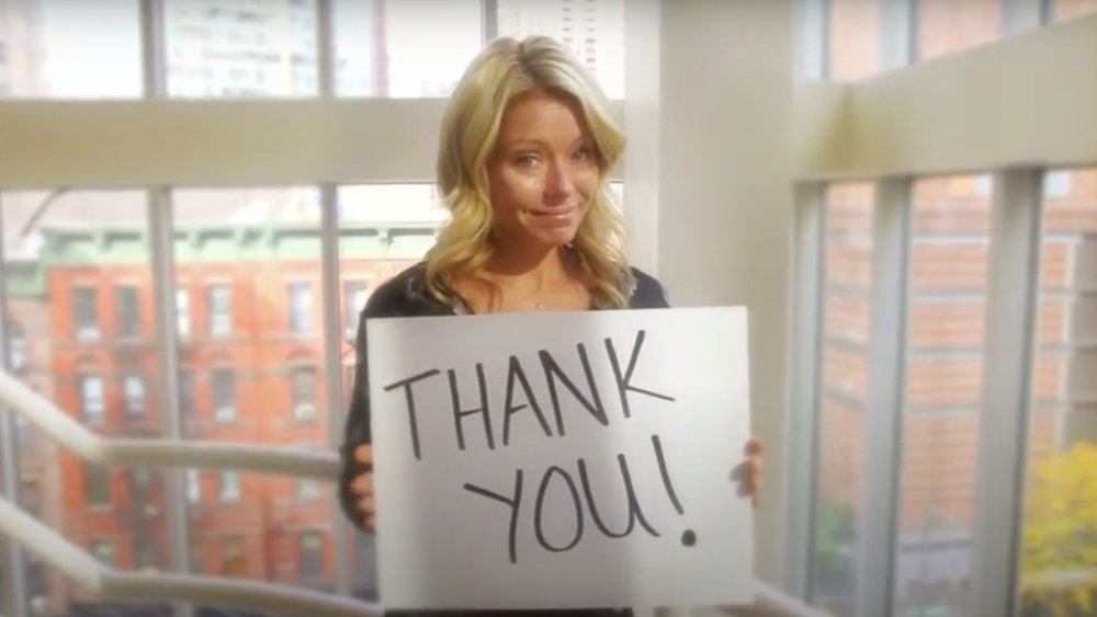 Kelly Ripa holding up a "thank you" sign