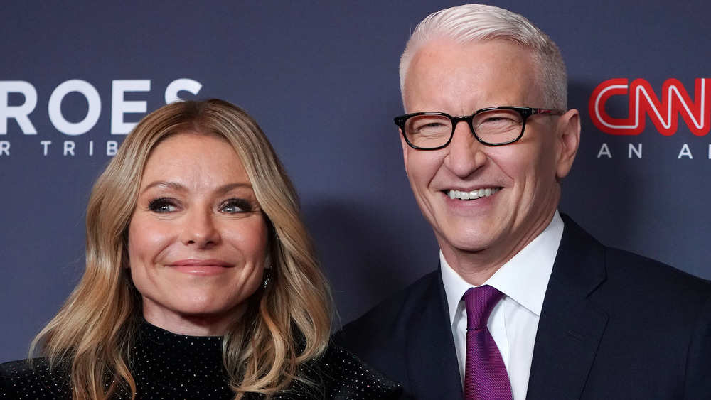 Kelly Ripa and Anderson Cooper pose on the red carpet