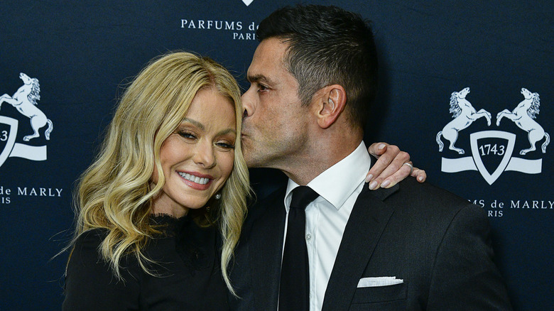 Kelly Ripa Mark Consuelos kiss