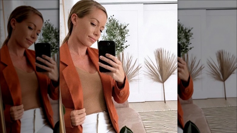 Kendra Wilkinson posing for selfie