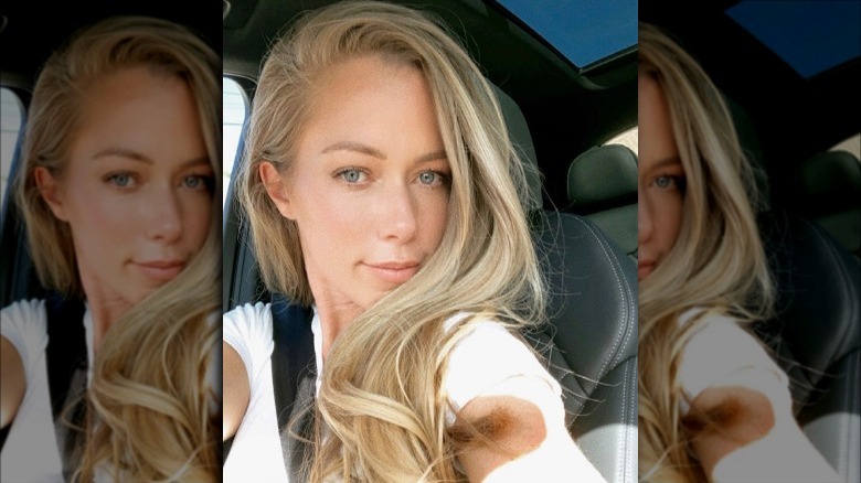 Kendra Wilkinson posing for selfie