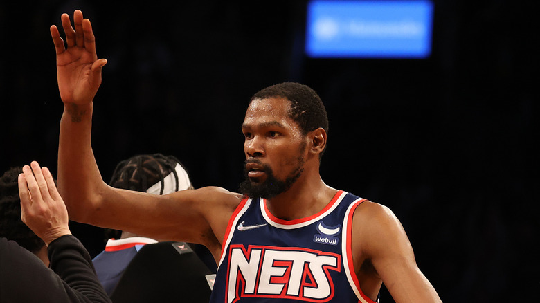 Kevin Durant giving a high five