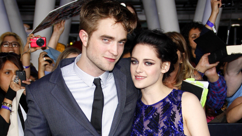 Robert Pattinson and Kristen Stewart posing