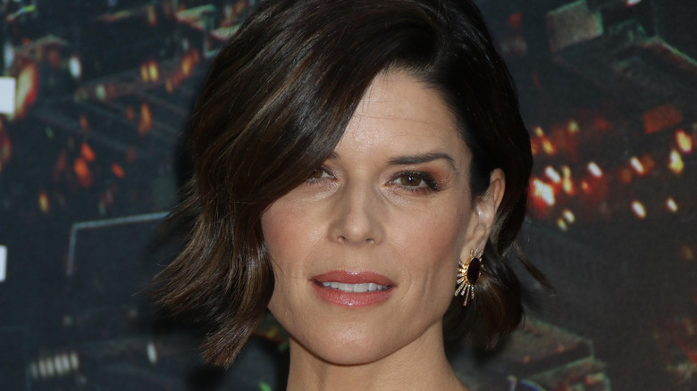 Neve Campbell short hair red carpet