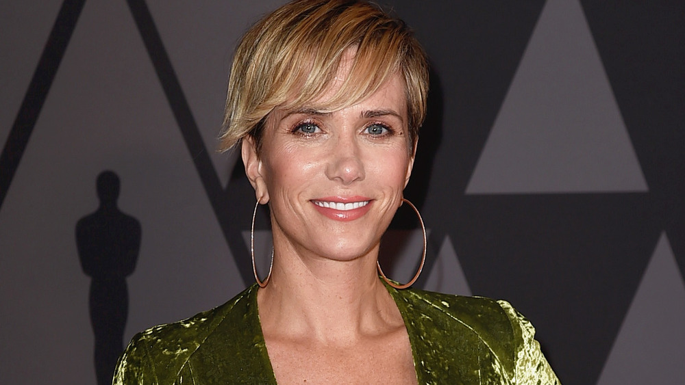 Kristen Wiig smiles on a 2017 red carpet