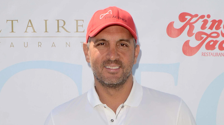 Mauricio Umansky smiling in orange hat