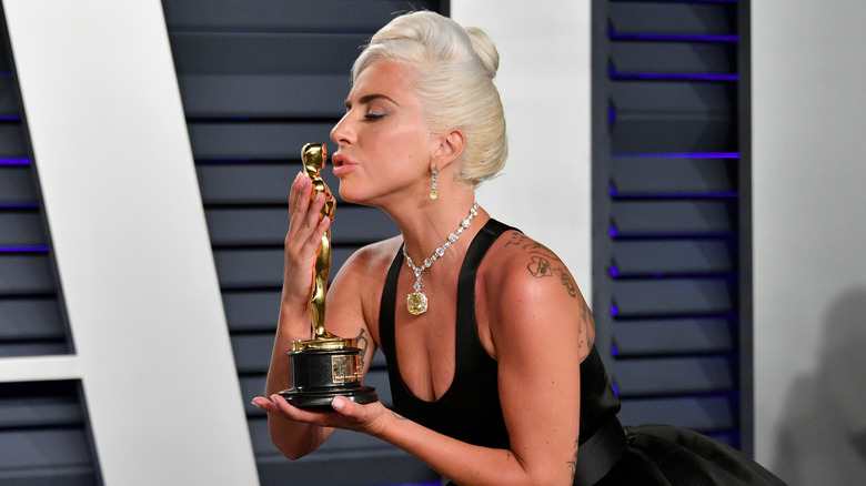 Lady Gaga kissing her first Oscar statuette