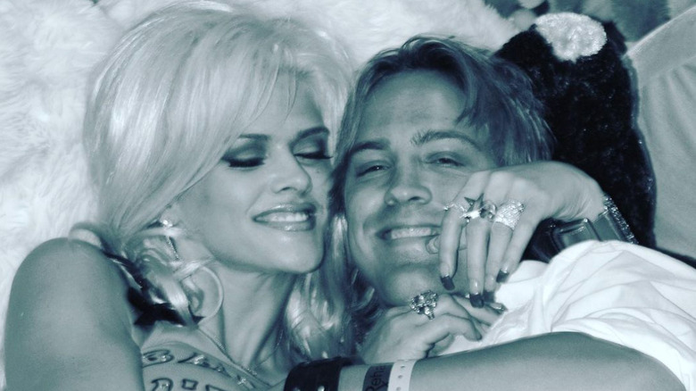 Larry Birkhead and Anne Nicole Smith cuddle 