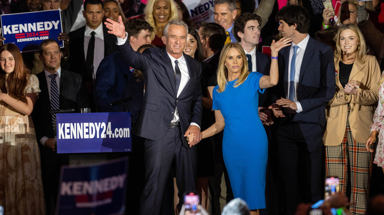 Robert F. Kennedy Jr. and Cheryl Hines waving at crowd