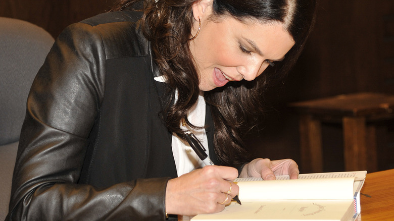 Lauren Graham signing a book