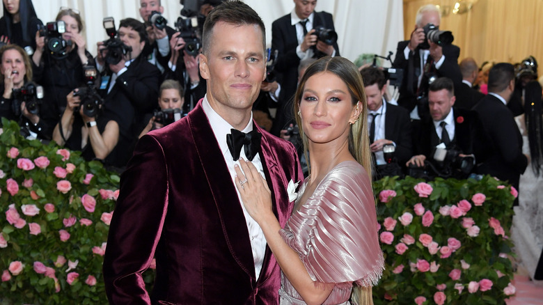 Tom Brady and Gisele Bündchen posing