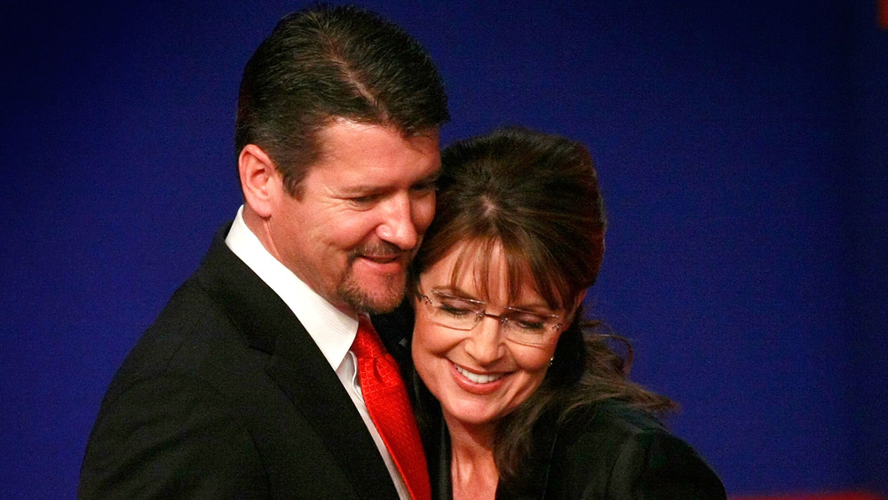 Todd and Sarah Palin posing together