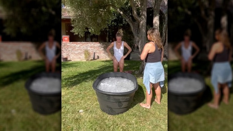 LeAnn Rimes prepares to take ice bath