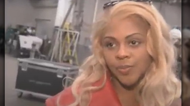 Lil Kim speaking to a reporter