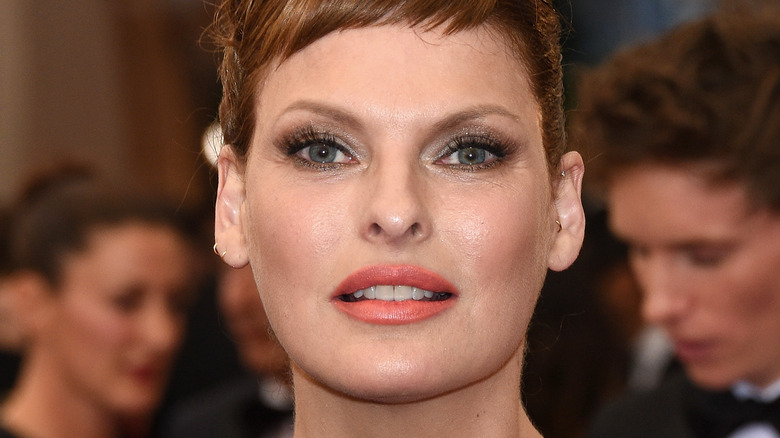 Linda Evangelista attending a gala 