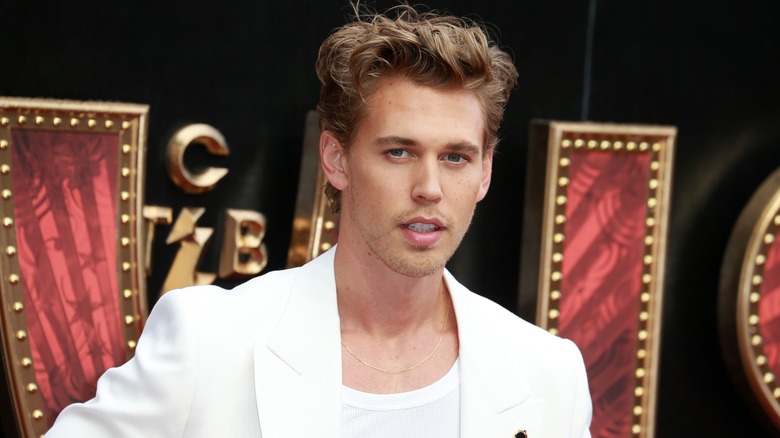 Austin Butler posing