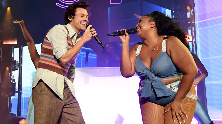 Harry Styles singing "Juice" with Lizzo