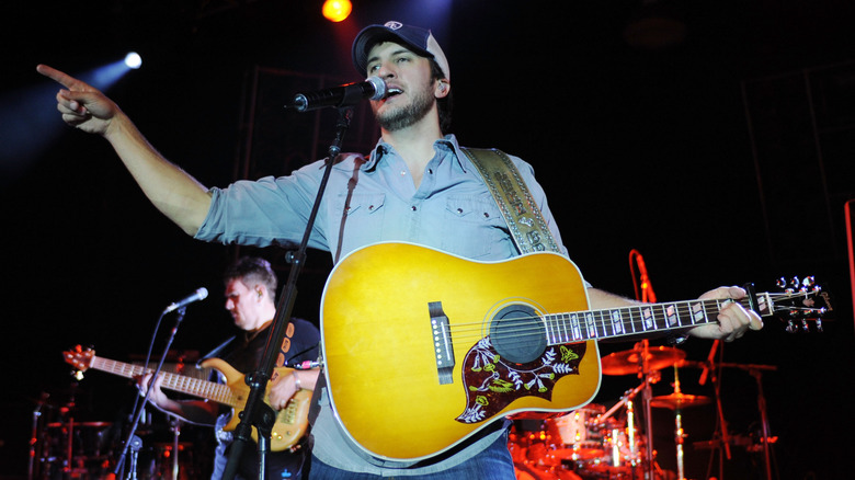 Luke Bryan performing in 2008