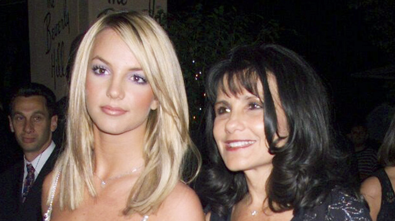 Britney Spears and Lynne Spears in 2001