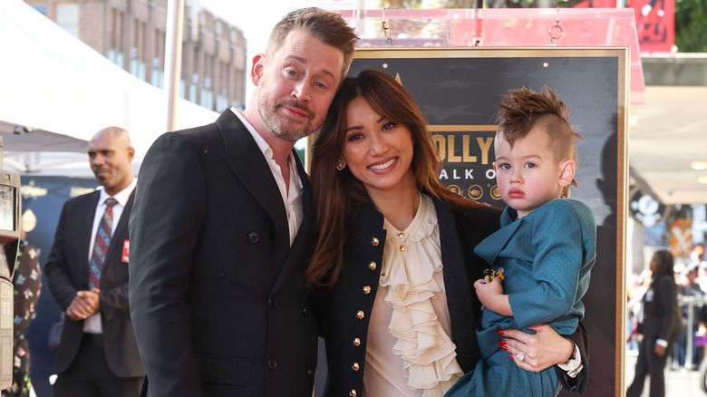 Macaulay Culkin, Brenda Song, and Dakota Culkin posing