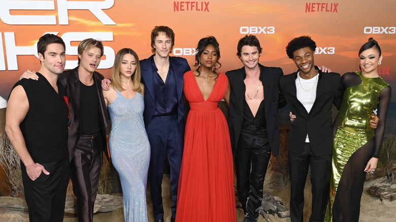 Madelyn Cline and the cast of Outer Banks posing on red carpet