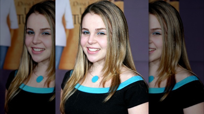 Mae Whitman posing at a premiere