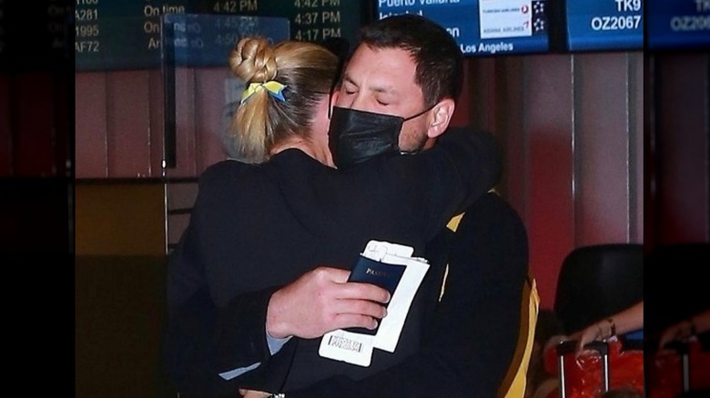 Maks Chmerkovskiy and Peta Murgatroyd, hugging at the airport, 2022