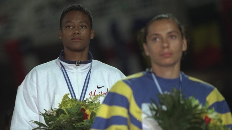 Marion Jones at medal ceremony for 100m win