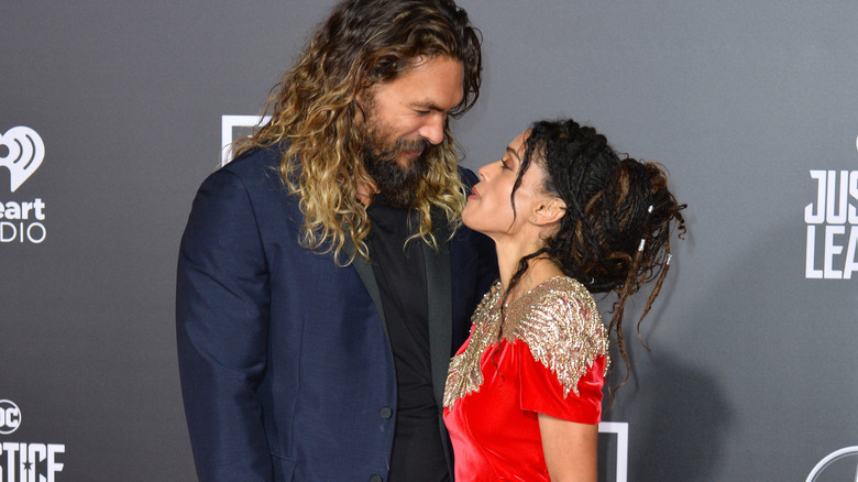 Jason Momoa, Lisa Bonet posing