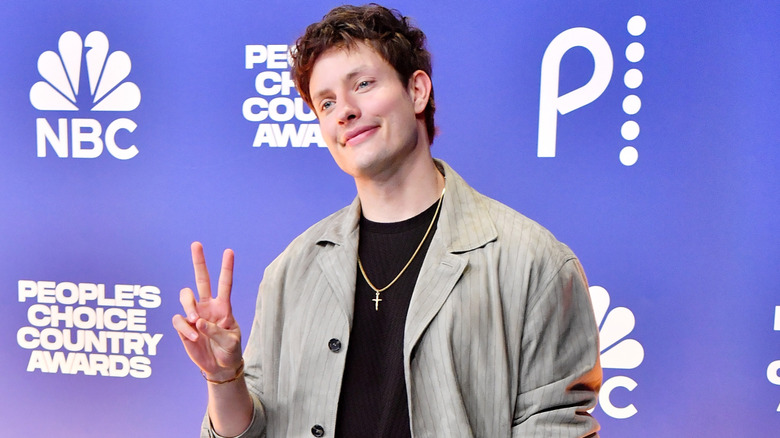 Matt Rife giving the peace sign