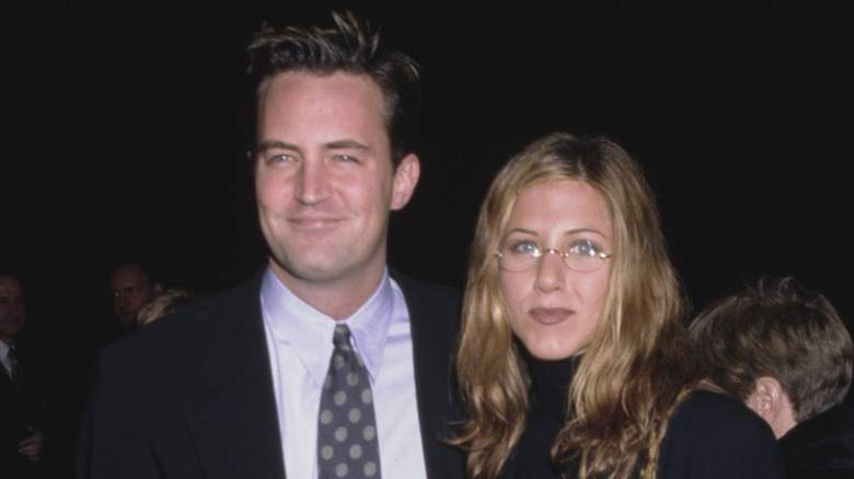 Matthew Perry and Jennifer Aniston posing