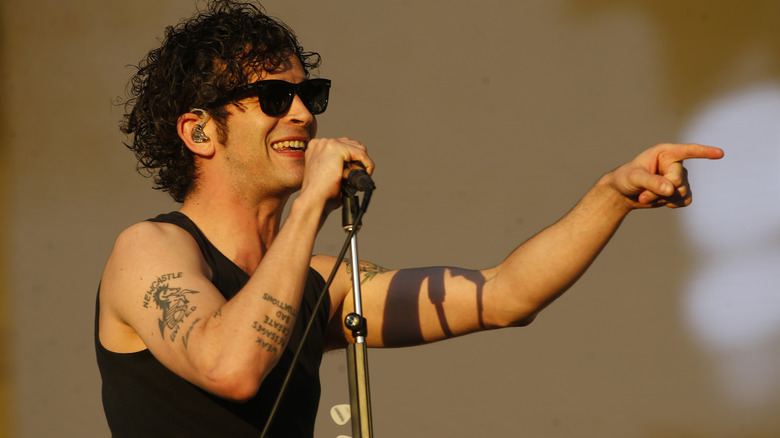 Matty Healy pointing 