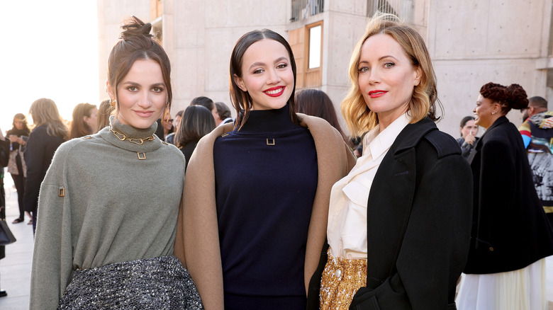 Maude Apatow, Leslie Mann, and Iris Apatow pose 