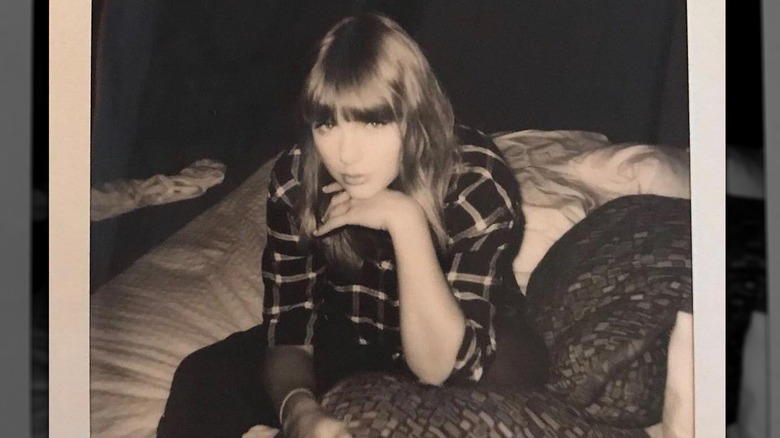 Taylor Swift posing