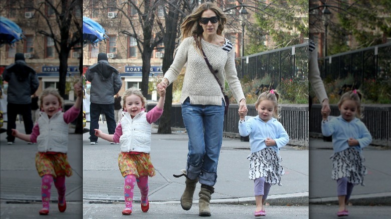 Sarah Jessica Parker holding daughters' hands