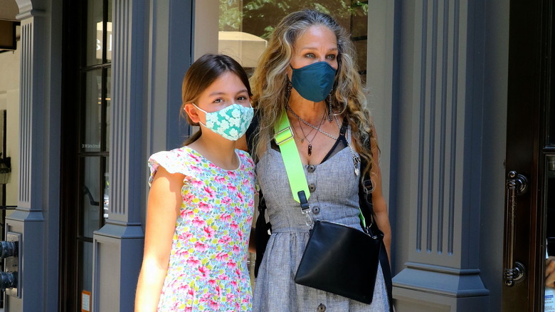 Tabitha Broderick, Sarah Jessica Parker wearing masks